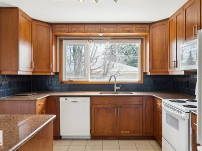 11451 48 AV NW photo 4