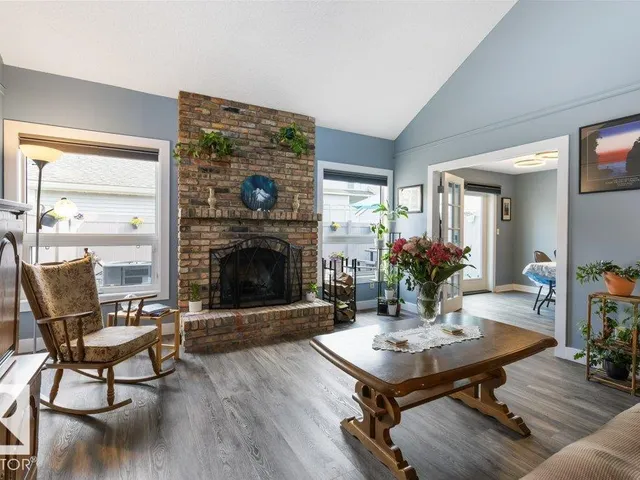 7 WHITEOAKS ES, St. Albert
