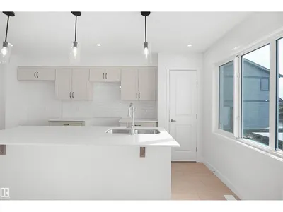 21219 25 AV NW photo 12