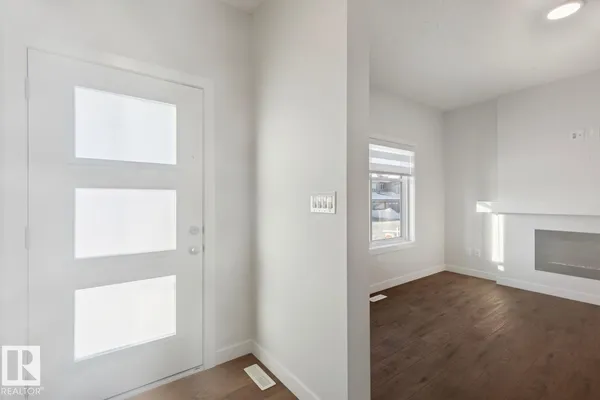 1081 BERG PL photo 3