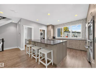 8922 77 AV NW photo 14