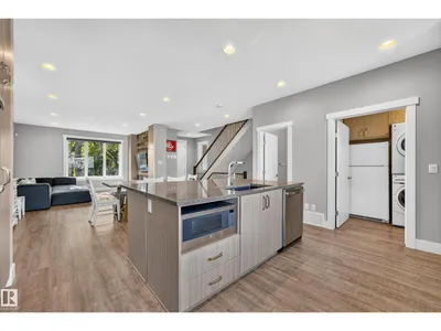 8922 77 AV NW photo 15