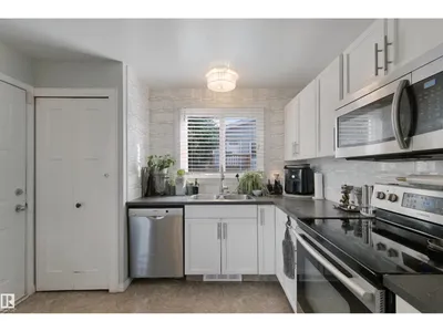4528 35 AV NW photo 11