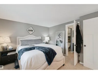 4528 35 AV NW photo 20