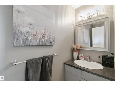 4528 35 AV NW photo 16
