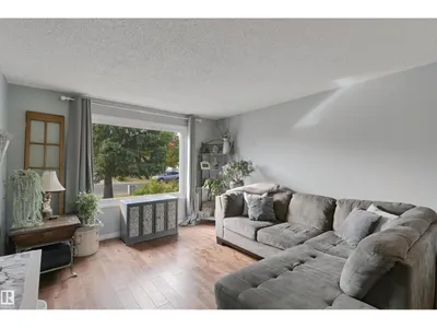 4528 35 AV NW photo 5