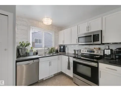 4528 35 AV NW photo 12
