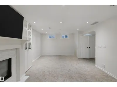 4528 35 AV NW photo 36