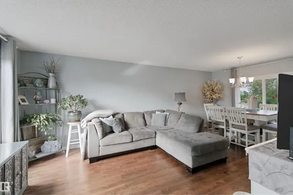 4528 35 AV NW photo 3