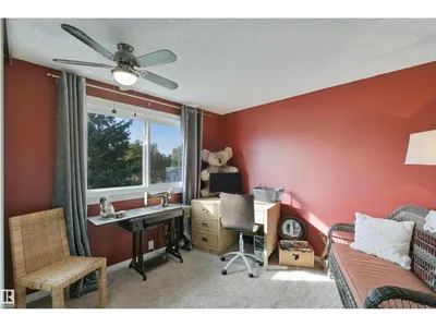 4528 35 AV NW photo 26