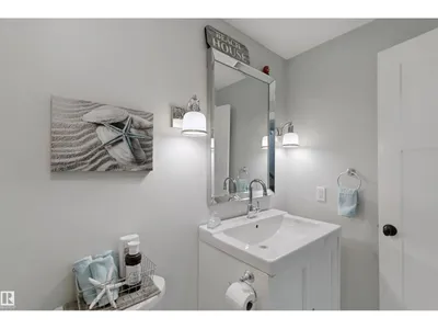 4528 35 AV NW photo 33