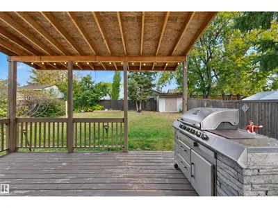 4528 35 AV NW photo 37