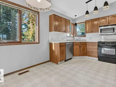 3740 60 ST NW photo 12