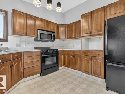 3740 60 ST NW photo 14