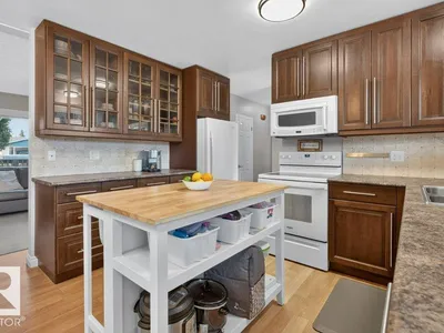 5412 90A AV NW photo 11