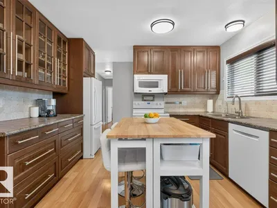 5412 90A AV NW photo 13