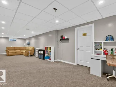 5412 90A AV NW photo 27