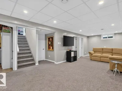 5412 90A AV NW photo 28