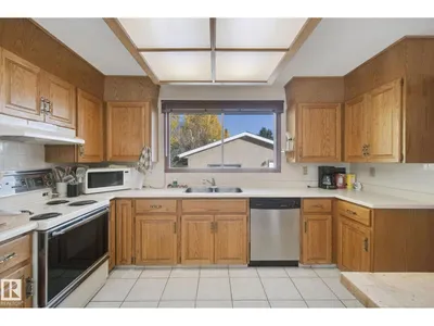 10824 35 AV NW photo 14