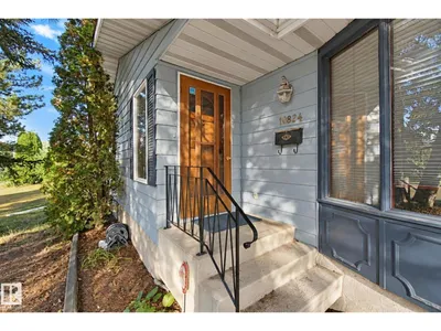10824 35 AV NW photo 4
