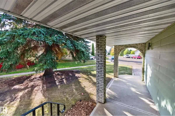 10706 33A AV NW photo 2