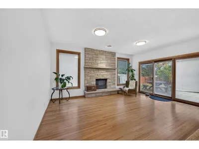 10706 33A AV NW photo 20