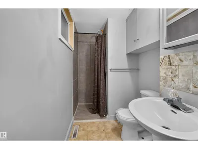 11015 87 AV NW photo 25