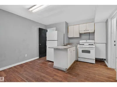 11015 87 AV NW photo 24