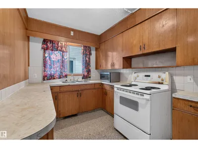 11015 87 AV NW photo 15