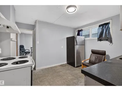 11015 87 AV NW photo 32