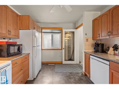9719 65 AV NW photo 17
