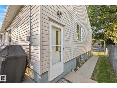 9719 65 AV NW photo 28