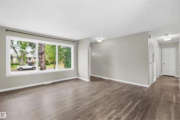 7715 76 AV NW photo 3