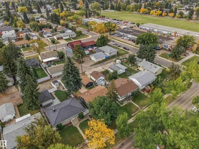 7715 76 AV NW photo 37