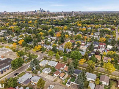 7715 76 AV NW photo 38