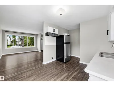 7715 76 AV NW photo 6