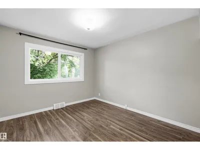 7715 76 AV NW photo 9