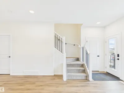 1094 MCLEOD AV photo 11