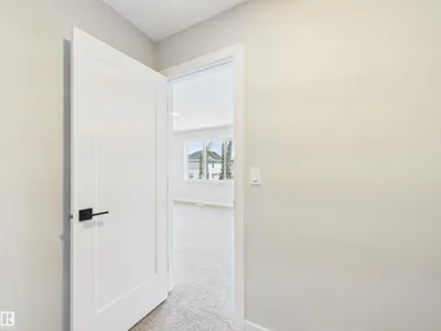 139 CALEDON CR photo 32