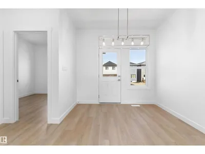 1060 14 AV NW photo 9