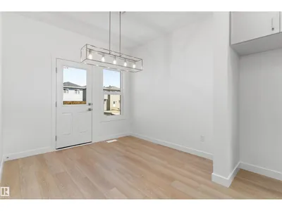 1060 14 AV NW photo 10