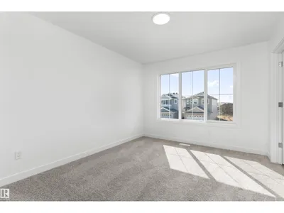 1060 14 AV NW photo 32
