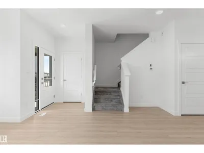 1056 14 AV NW photo 4