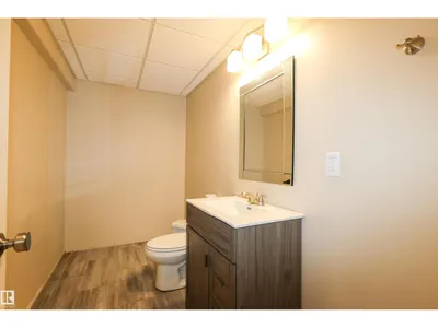 9606 82 AV photo 32