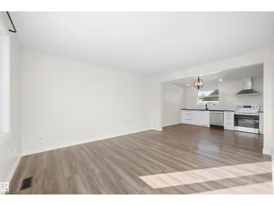 8914 162 ST NW photo 4