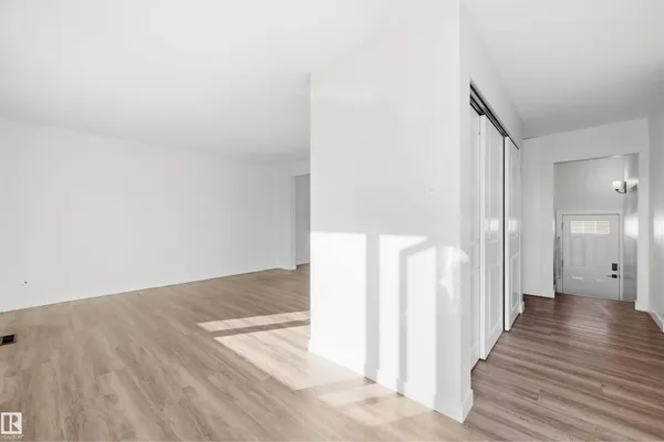 8914 162 ST NW photo 2