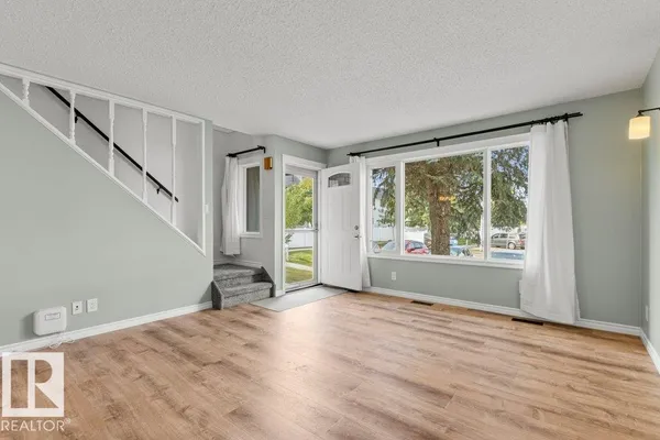 11343 22 AV NW photo 3