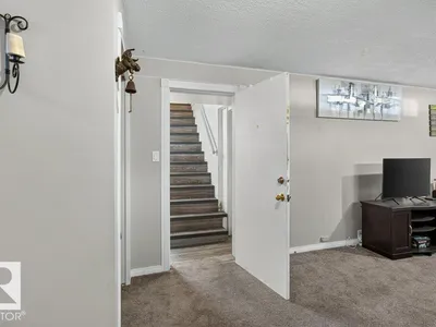 3829 110 AV NW photo 16