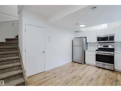 10204 - 10210 113 AV NW photo 33