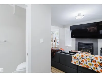 10204 - 10210 113 AV NW photo 6